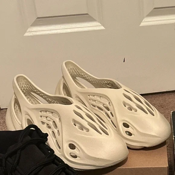 Yeezy foam runners \